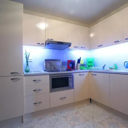 Appartement Private With Parking And Pool Baltsjik