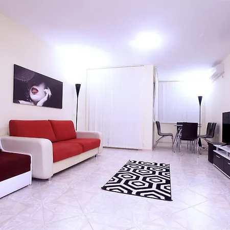 Private With Parking And Pool *