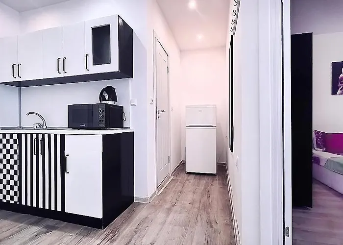 Private With Parking And Pool Lägenhet