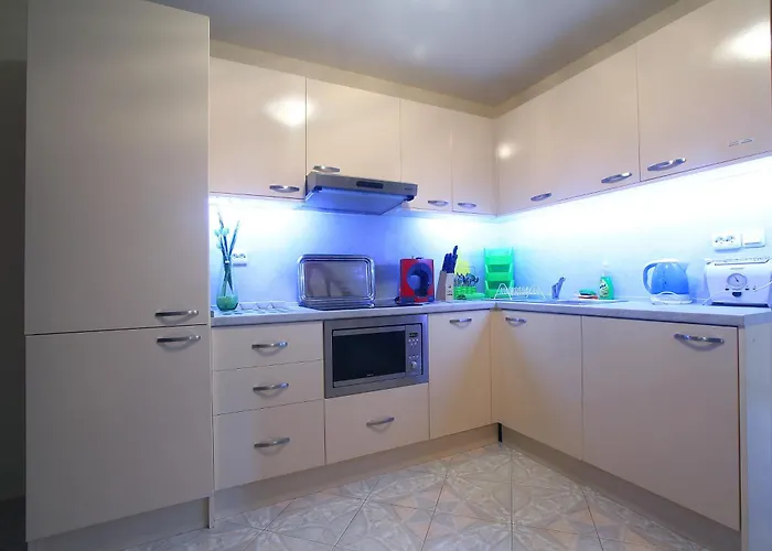 Lägenhet Private With Parking And Pool Baltjik