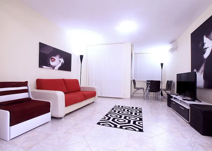 Private With Parking And Pool *