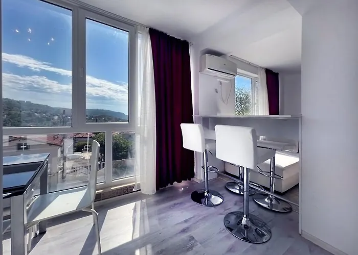 Private With Parking And Pool Lägenhet