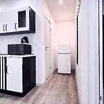 Private With Parking And Pool Lejlighed