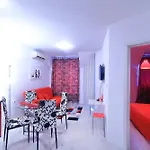 Private With Parking And Pool Lejlighed *