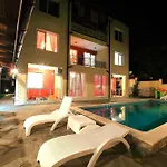 Private With Parking And Pool Lägenhet Baltjik