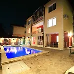 Private With Parking And Pool Lägenhet *