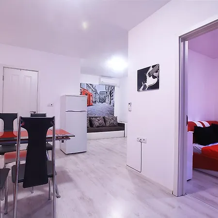 Private With Parking And Pool Апартамент *
