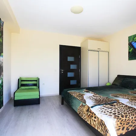 Апартамент Private With Parking And Pool